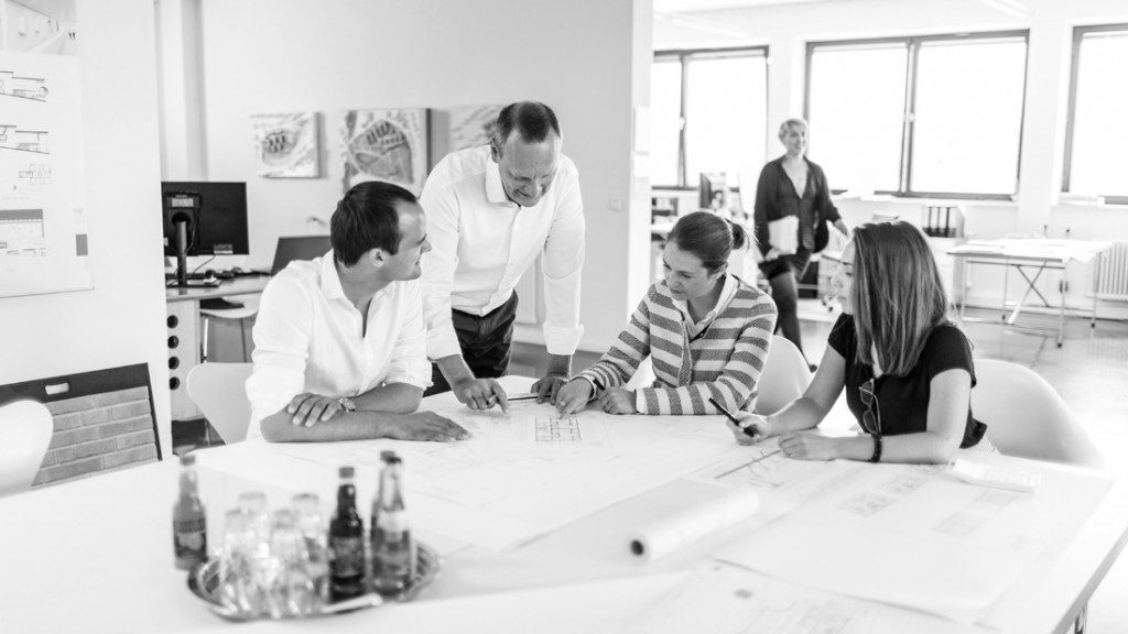 Büroteam von Loweg Architekten bei der Projektbesprechung