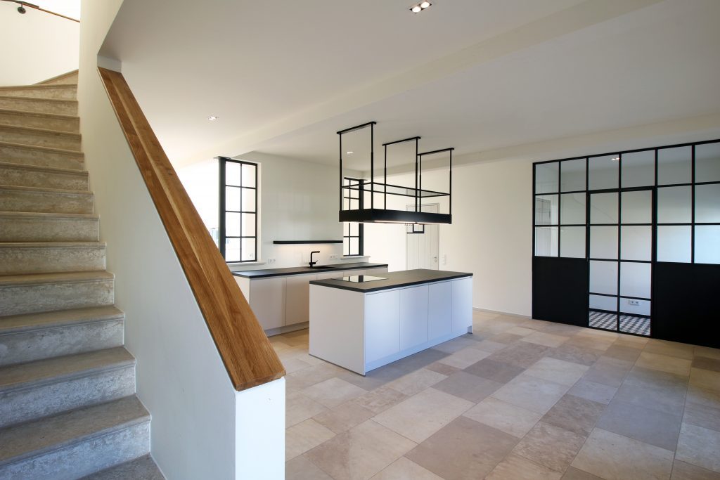 Wohnküche mit Natursteintreppe im umgenutzten Kuhstall von Gut Ferber in Aachen – vom Stall zum modernen Wohnhaus