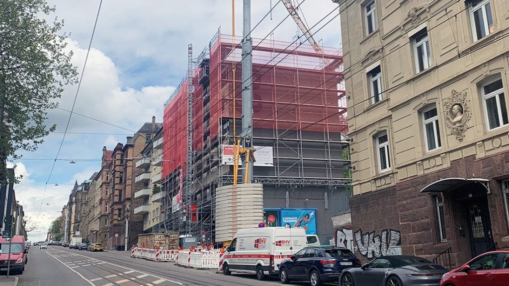 Eingerüstetes Bürogebäude aus den 1960er-Jahren an der Alexanderstraße in Stuttgart während der Dachaufstockung um drei Loftwohnungen