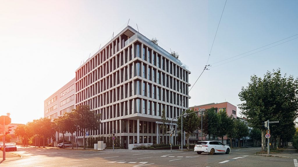 Fertiggestelltes siebengeschossiges Bürogebäude mit Sichtbetonfassade an der Hohenzollernstraße in Ludwigsburg im Abendlicht