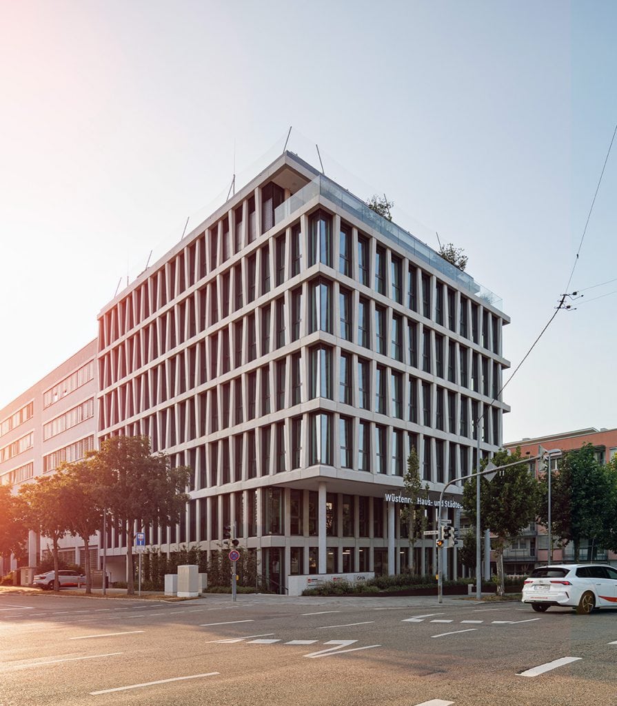 Siebengeschossiges Bürogebäude mit Sichtbetonfassade an der Ecke Hohenzollernstraße in Ludwigsburg im Abendlicht