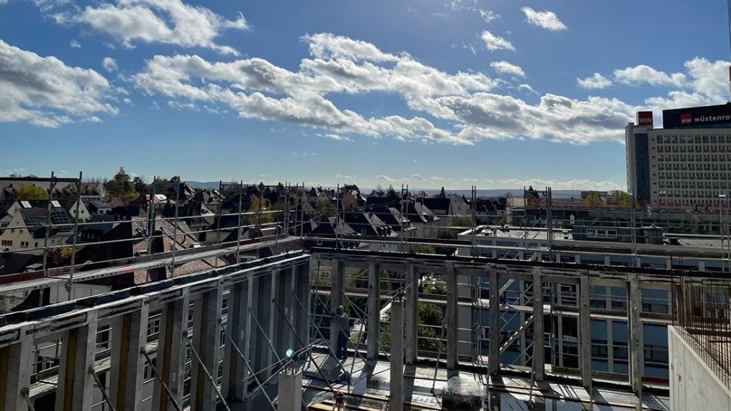 Montage der Sichtbeton-Fertigteile am Büroneubau in Ludwigsburg, im Hintergrund das alte Wüstenrot-Hochhaus