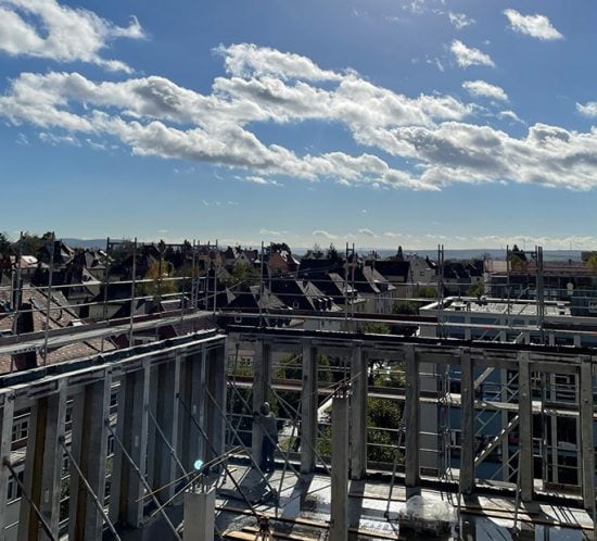 Montage der Sichtbeton-Fertigteile am Büroneubau in Ludwigsburg, im Hintergrund das alte Wüstenrot-Hochhaus