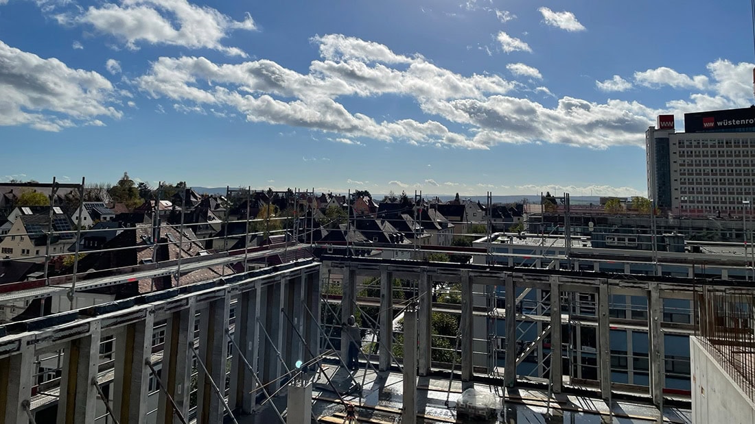 Montage der Sichtbeton-Fertigteile am Büroneubau in Ludwigsburg, im Hintergrund das alte Wüstenrot-Hochhaus