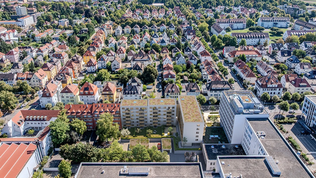 Luftbild mit Visualisierung Zollern12, Hohenzollernstraße Ludwigsburg: drei Wohnhäuser mit Gründächern und Innenhof